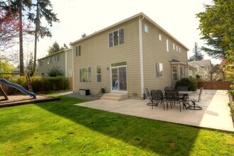 12726 NE 103rd Pl in Kirkland, WA - Building Photo - Building Photo