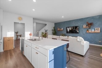 271 Charlestowne Lakes Dr in St. Charles, IL - Building Photo - Building Photo