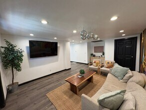 3275 W Hawthorne Pl in Denver, CO - Building Photo - Building Photo