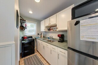 25 Warren Ave in Middletown, RI - Foto de edificio - Building Photo