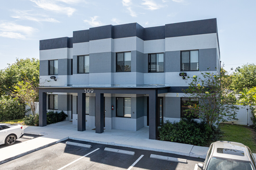 309 NW 7th Ct in Hallandale Beach, FL - Building Photo