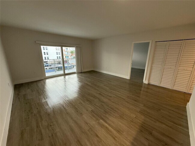 3626 NE 168th St in North Miami Beach, FL - Foto de edificio - Building Photo