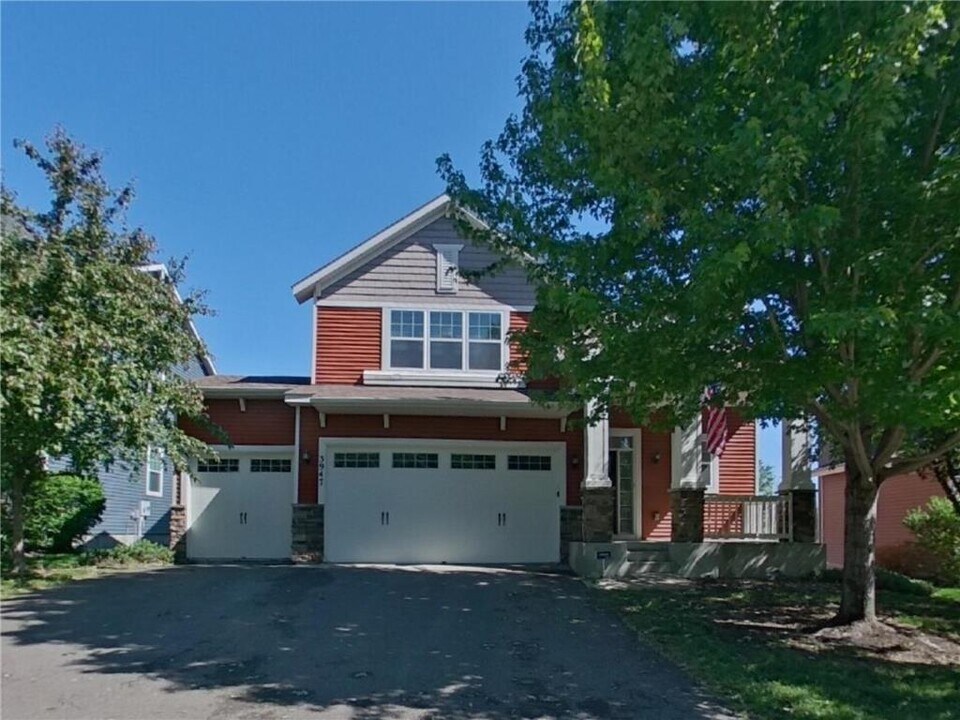 3947 Valencia Ln in Chaska, MN - Building Photo