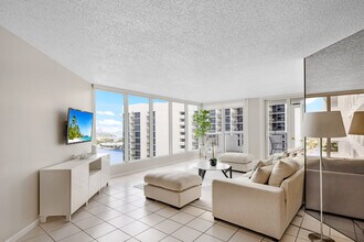 1717 N Bayshore Dr in Miami, FL - Building Photo - Building Photo