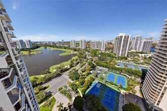 20185 E Country Club Dr in Miami, FL - Building Photo - Building Photo