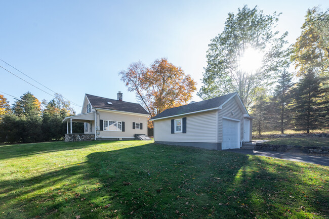 92 Clapboard Ridge Rd in Danbury, CT - Foto de edificio - Building Photo