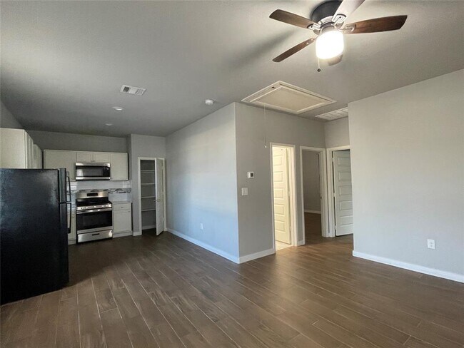 884 Rd 3550-Unit -4 in Cleveland, TX - Foto de edificio - Building Photo