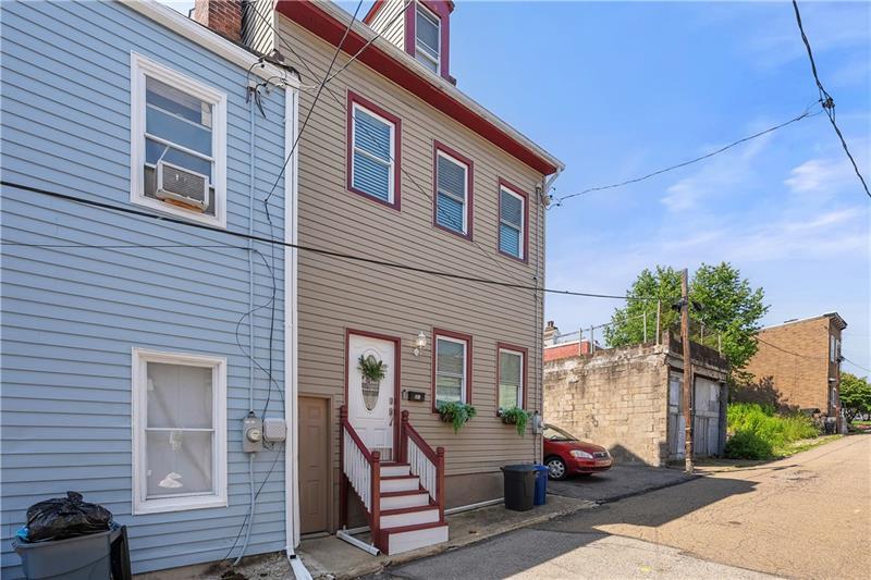 841 Blossom Wy in Pittsburgh, PA - Building Photo