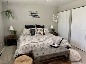 1212 E 8280 S in Sandy, UT - Foto de edificio - Building Photo