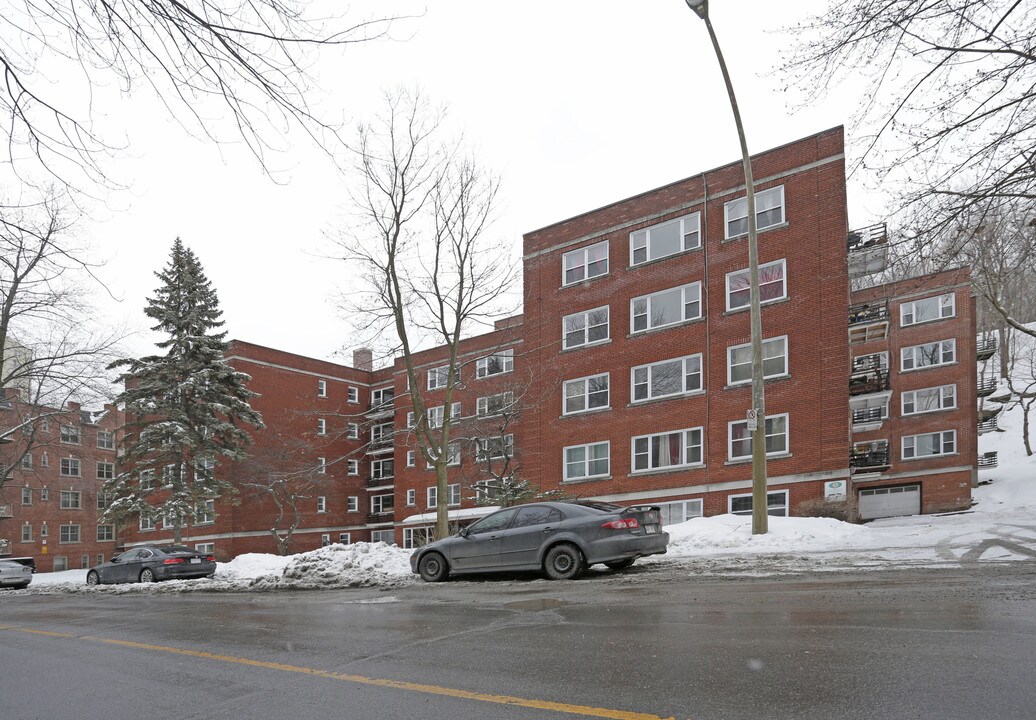 Ridgewood Court in Montréal, QC - Building Photo