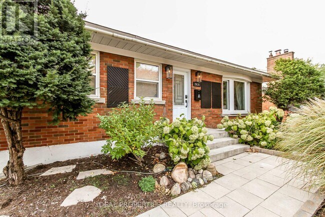 2034 Saunderson Dr in Ottawa, ON - Building Photo - Building Photo