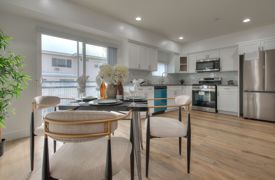 11730 Hamlin St in Los Angeles, CA - Building Photo