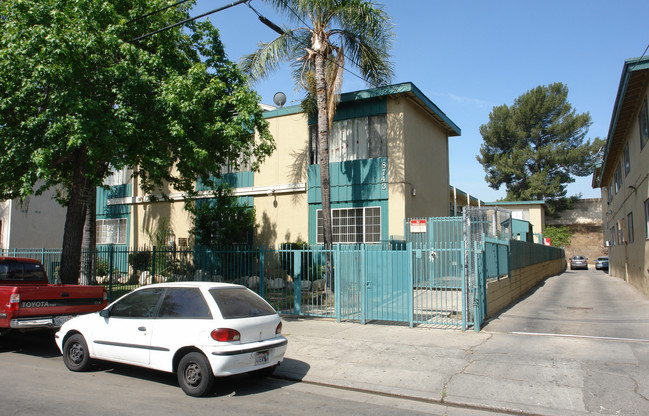 8743 Orion Ave in North Hills, CA - Foto de edificio - Building Photo