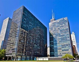 900 N Lake Shore Dr in Chicago, IL - Building Photo