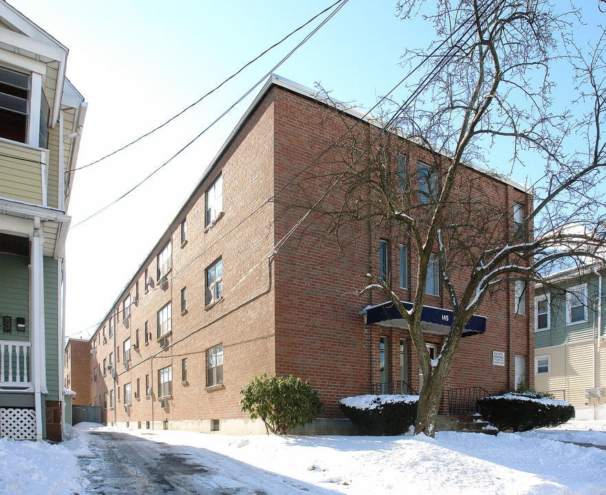 145 Barker St in Hartford, CT - Foto de edificio