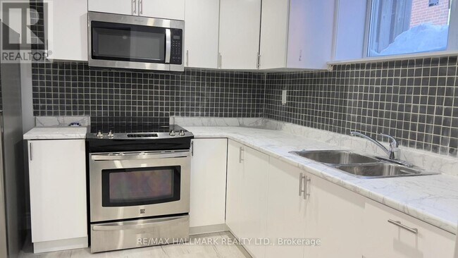 76 Shendale Dr in Toronto, ON - Building Photo - Building Photo