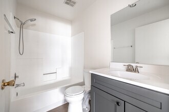 8541 Foothill Blvd in Sunland, CA - Building Photo - Interior Photo