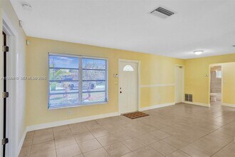 7131 NW 24th Pl in Sunrise, FL - Building Photo - Building Photo
