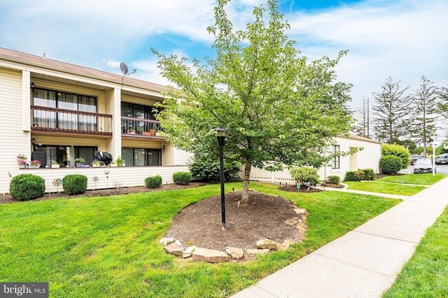 10-U-10 Avon Dr in East Windsor, NJ - Building Photo - Building Photo