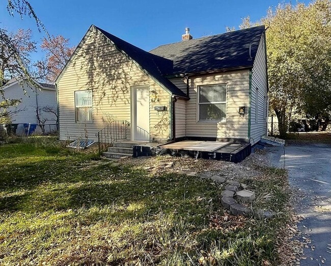 property at 674 W Pine St