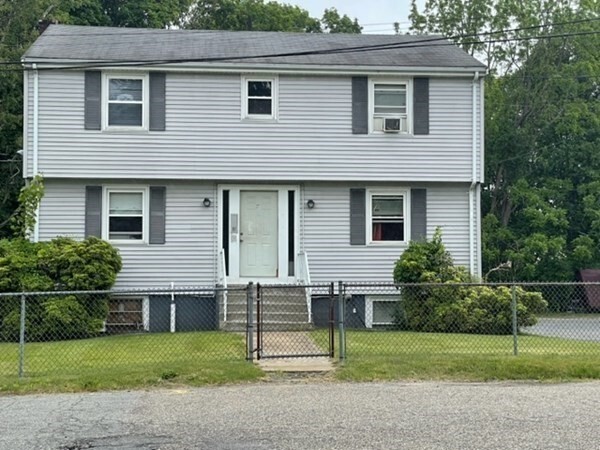 27 Sherwood Dr in Taunton, MA - Building Photo