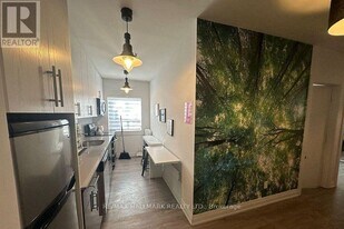 595 St Clair Ave W in Toronto, ON - Building Photo
