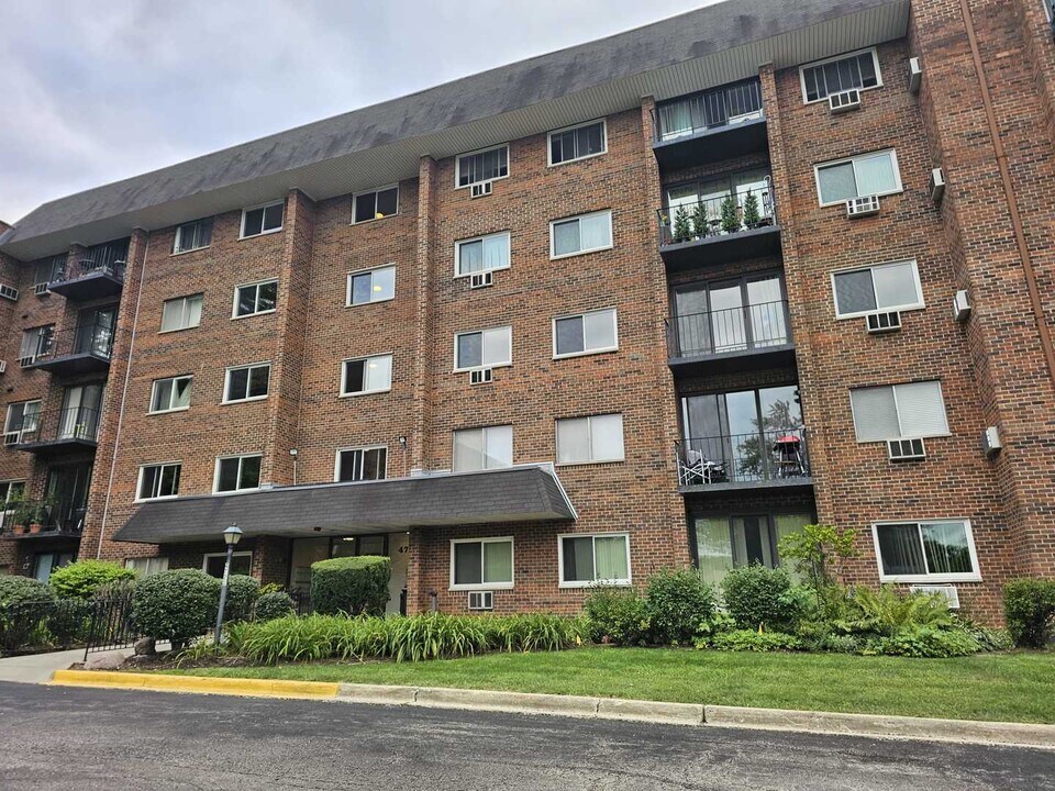 4721 St Joseph Creek Rd in Lisle, IL - Building Photo