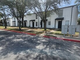 River Oaks Apartments in La Grange, TX - Building Photo