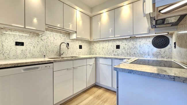 1676 Ala Moana Blvd in Honolulu, HI - Foto de edificio - Building Photo