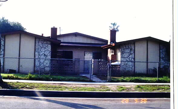 2306 W Baker Ave in Fullerton, CA - Building Photo