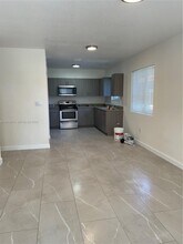 10229 SW 173rd St in Miami, FL - Foto de edificio - Building Photo