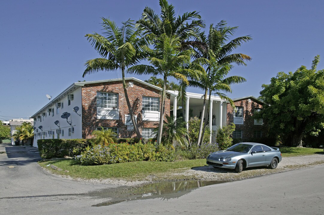 Cambridge House in South Miami, FL - Building Photo