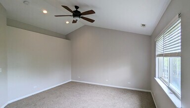 2310 Shiloh Dr in Aurora, IL - Building Photo - Building Photo