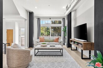 5350 Playa Vista Dr in Los Angeles, CA - Foto de edificio - Building Photo