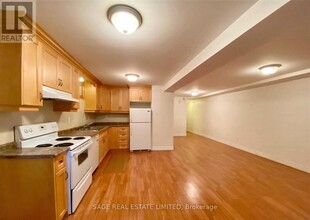 17 Castle View Ave in Toronto, ON - Building Photo - Building Photo