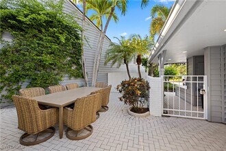 667 Bridge Way Ln in Naples, FL - Foto de edificio - Building Photo