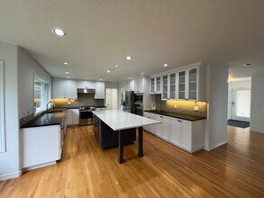 15860 SW Talus Pl in Beaverton, OR - Foto de edificio - Building Photo