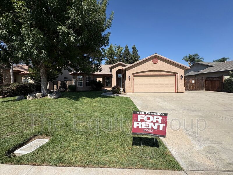 1016 E Arlen Ave in Visalia, CA - Building Photo
