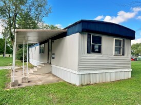 1100 W Locust St in Canton, IL - Building Photo