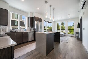 11903 NE 128th St, Unit 302 in Kirkland, WA - Building Photo