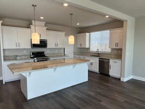 3040 Vaughn Wy in Roseville, CA - Building Photo - Building Photo