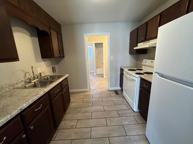 1080 Wallace Rd, Unit B8 in Jackson, TN - Foto de edificio - Building Photo