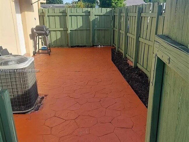 6117 SW 31st St in Miramar, FL - Building Photo - Building Photo