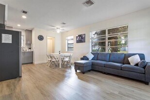 113 Phippen Waiters Rd in Dania Beach, FL - Building Photo