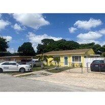 10440 NW 28th Ct in Miami, FL - Building Photo