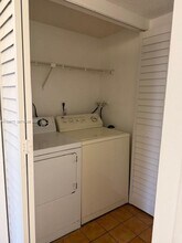 8290 Lake Dr, Unit 531 in Doral, FL - Foto de edificio - Building Photo