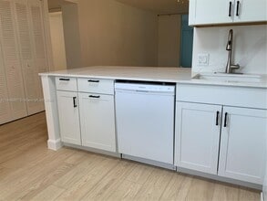 443 NE 195th St in Miami, FL - Foto de edificio - Building Photo