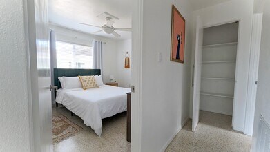 2846 W Tamiami Cir in Sarasota, FL - Building Photo - Building Photo