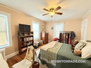 81 Cresthill Rd in Boston, MA - Foto de edificio - Building Photo