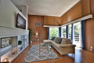 250 SE Park St in Dania Beach, FL - Foto de edificio - Building Photo